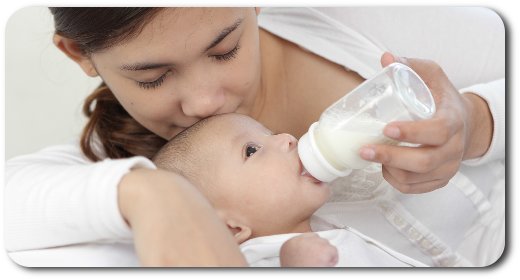 赤ちゃんにミルクをあげるお母さん